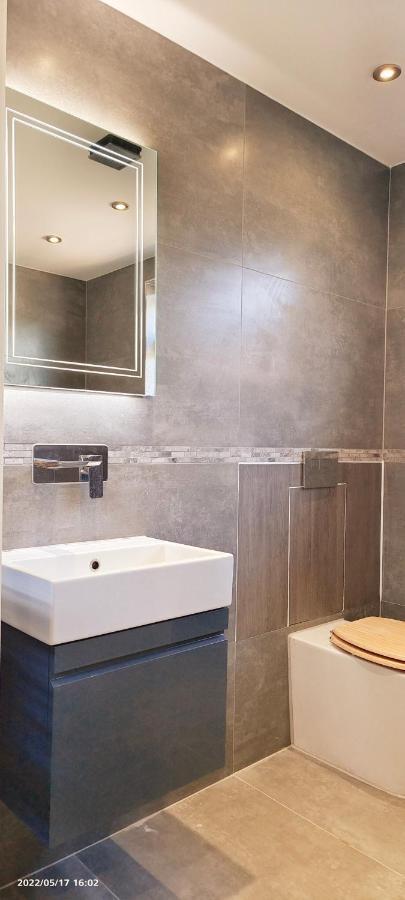 Top Floor Flat 5 Northwood Northwood  Екстериор снимка